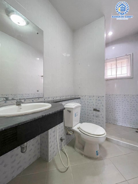 *****บ้านแฝดมือสอง ม.นันท์นรินทร์ นาวง-ดอนเมือง บ้านแฝดพร้อมอยู่ เนื้อที่ 35.5 ตร.ว. ฟังก์ชัน 3 ห้องนอน 3 ห้องน้ำ จอดรถได้ 2 คัน บนทำเลดีที่สุด ราคาคุ้มสุดในย่านนี้! เชื่อมต่อทุกการเดินทาง ใกล้สนามบินดอนเมือง ทางด่วน "อุตราภิมุข" และรถไฟฟ้าสายสีแดงเข้ม "สถานีหลักหก"